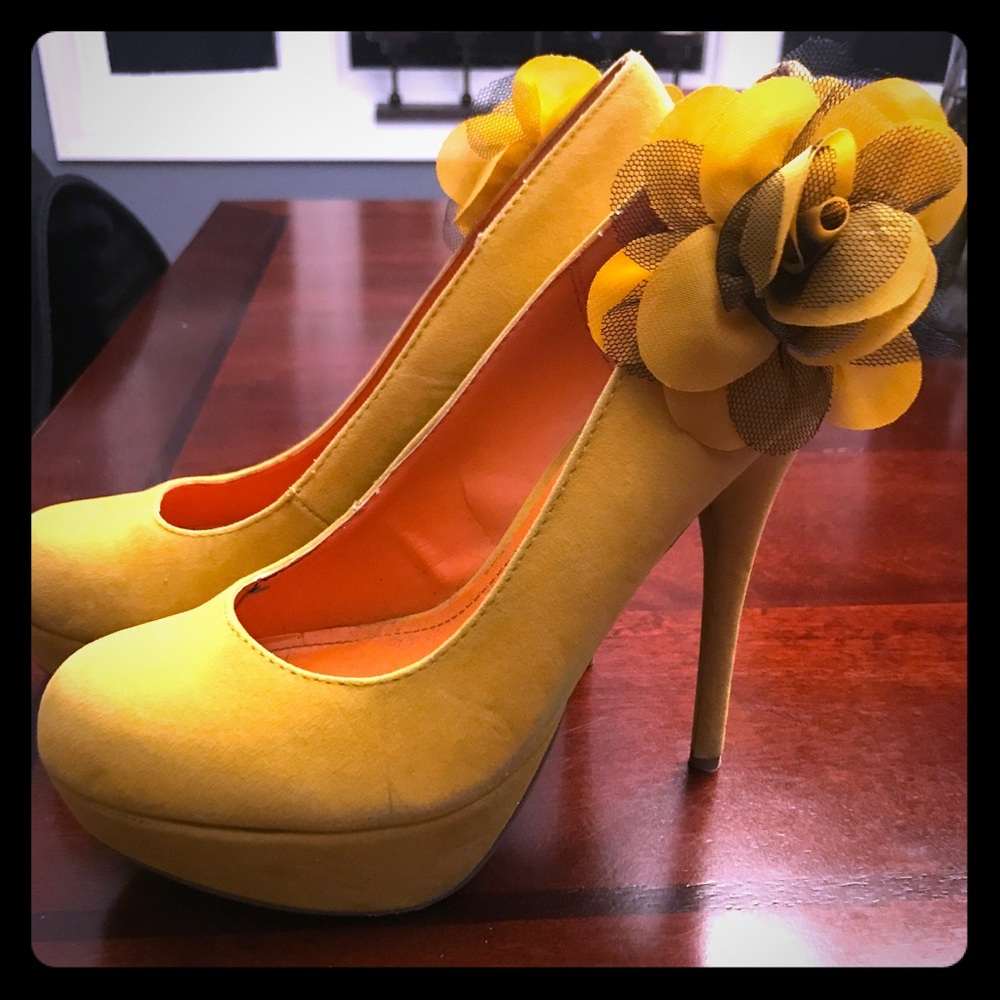 Adorable yellow & black pumps!